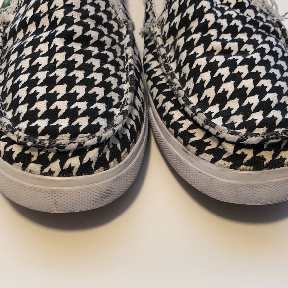 FINAL! SANUK BLACK & WHITE DISTRESSED FRINGE SLIP ONS - Picture 2 of 7